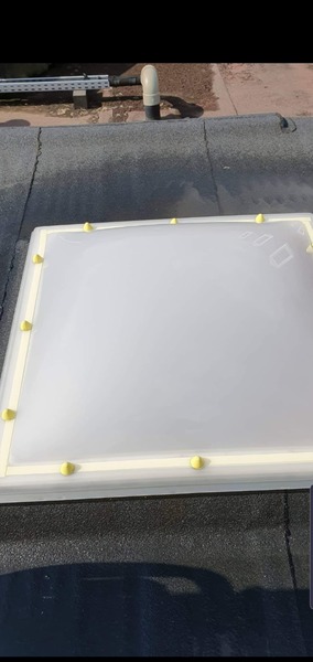 Voor en na reiniging van een vierkante lichtkoepel op een plat dak (na de reiniging)