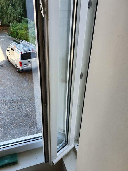 Helder gereinigd raam na de glasreiniging in Kortrijk